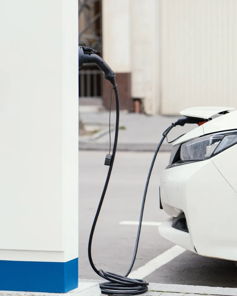 Voiture électrique chargeant sur un borne publique extérieur